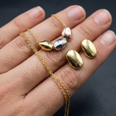 Embrace the ultimate expression of organic minimalism with this impeccably crafted tri-tone necklace. Featuring a masterclass in sculptural fluidity and metallic harmony, this piece offers a sophisticated "pebble" silhouette that reimagines natural forms into a high-fashion statement.